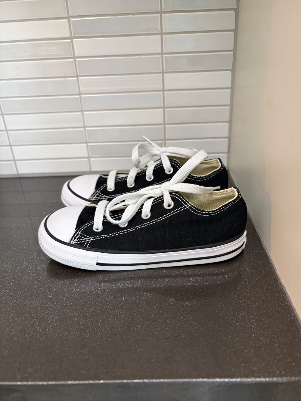 EUC Converse Chuck Taylor kids low top
